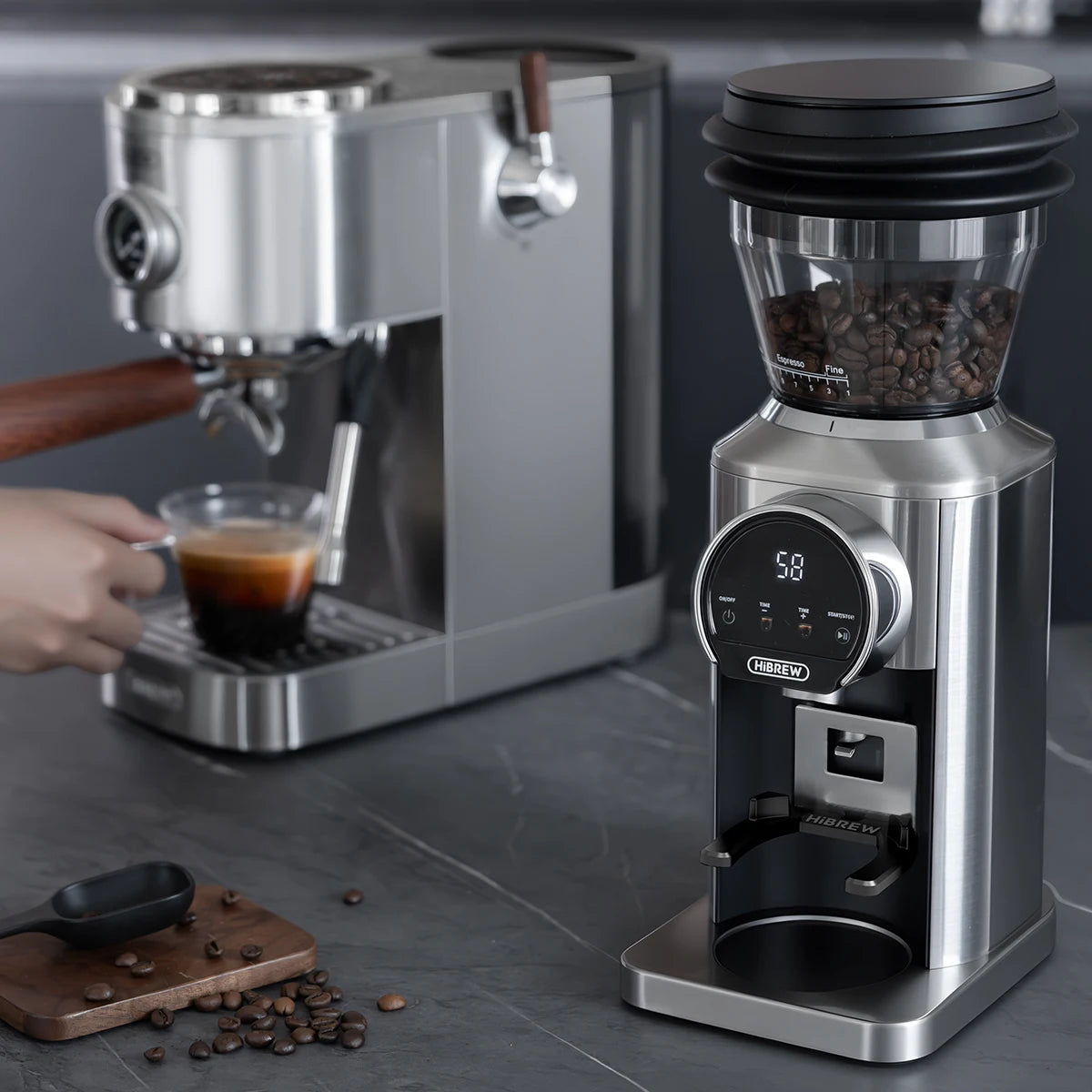 Moulin à côté d'une machine expresso