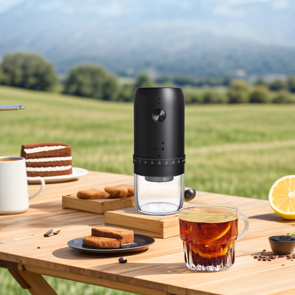 Moulin à café électrique portable noir sur une table de pique-nique en extérieur