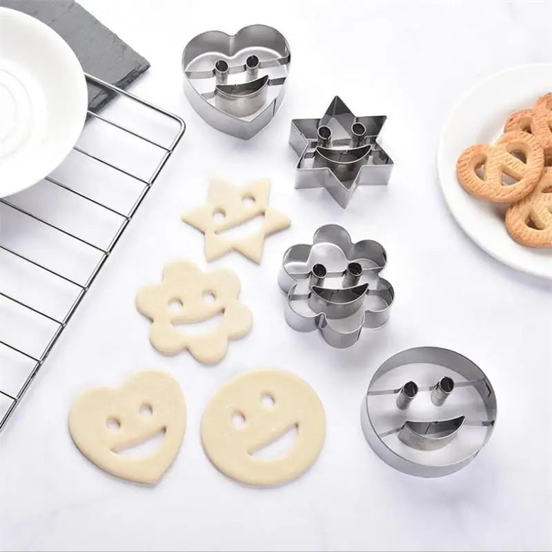 Emporte-pièces en inox - Set de 4 formes décoratives souriantes pour Noël emportepieces