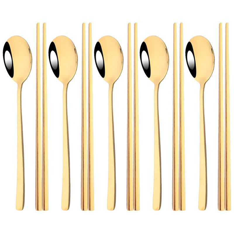 Service coréen inox 304 doré : 5 cuillères et 5 paires de baguettes sur fond blanc