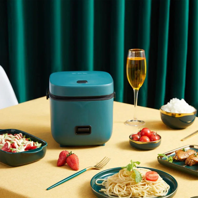 Mini cuiseur à riz vert sur une table, riz et pâtes