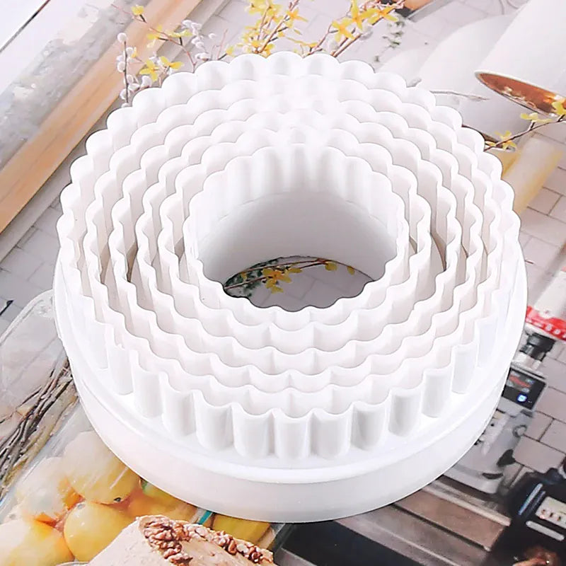 Emporte-pièces à biscuits ronds ondulés - Set de 6 en plastique blanc emportepieces