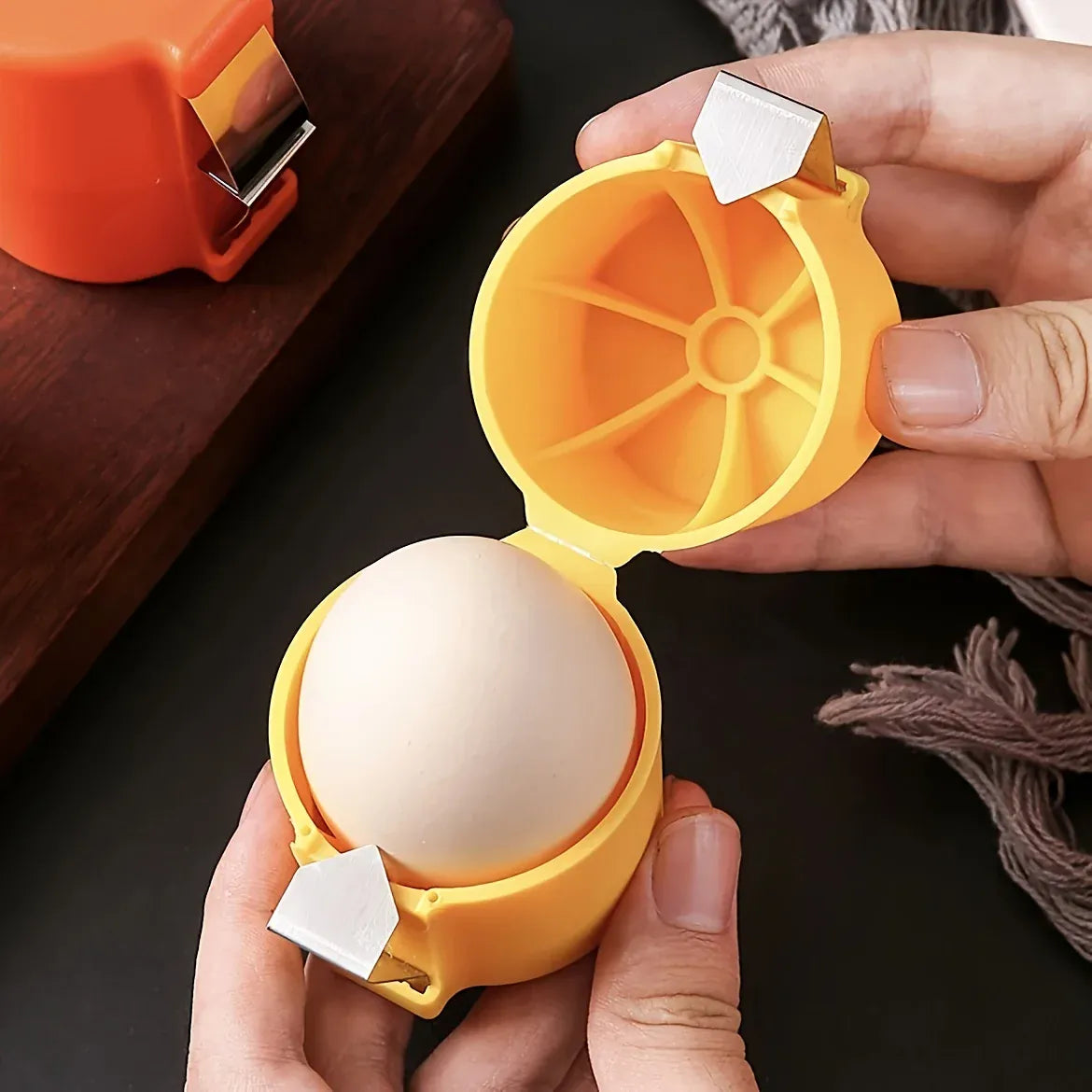 Ouvre-coquille d'œuf orange en cours d'utilisation