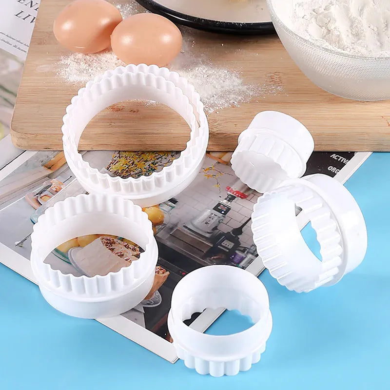 Emporte-pièces à biscuits ronds ondulés - Set de 6 en plastique blanc emportepieces