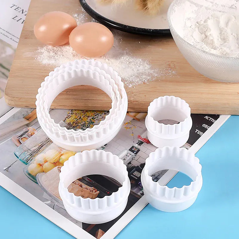 Emporte-pièces à biscuits ronds ondulés - Set de 6 en plastique blanc emportepieces