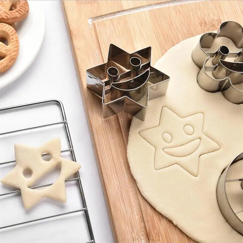 Emporte-pièces en inox - Set de 4 formes décoratives souriantes pour Noël emportepieces