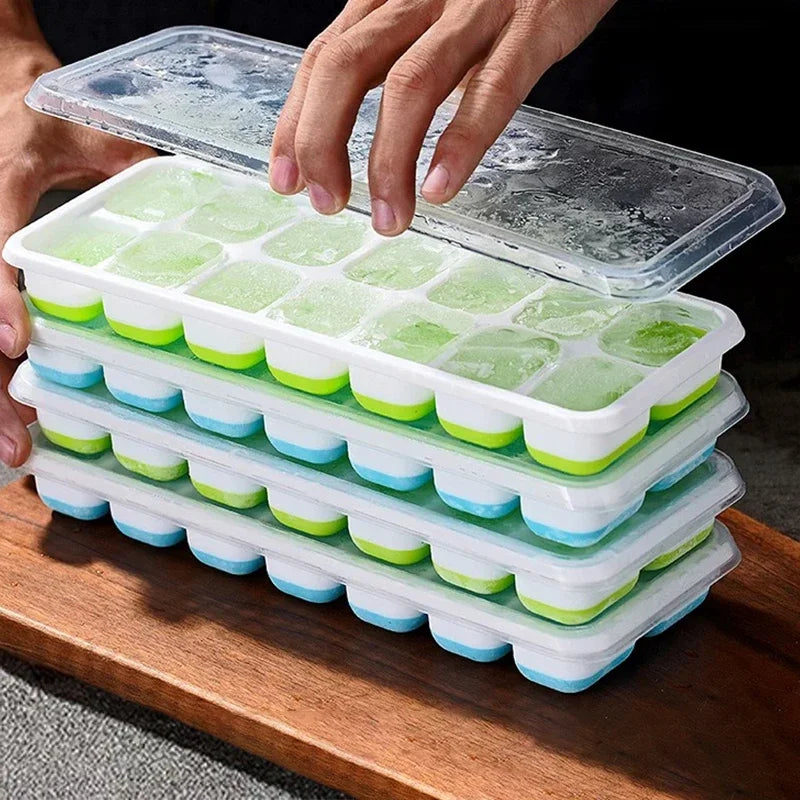 Couvercle transparent soulevé sur des bacs à glaçons empilés