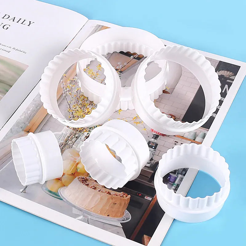 Emporte-pièces à biscuits ronds ondulés - Set de 6 en plastique blanc emportepieces