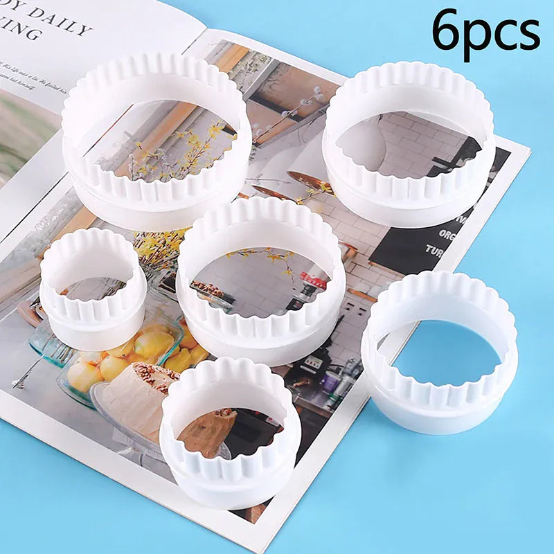 Emporte-pièces à biscuits ronds ondulés - Set de 6 en plastique blanc emportepieces