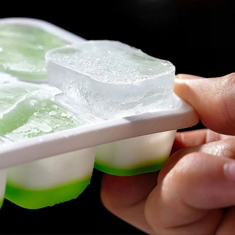 Glaçon démoulé du bac à fond silicone